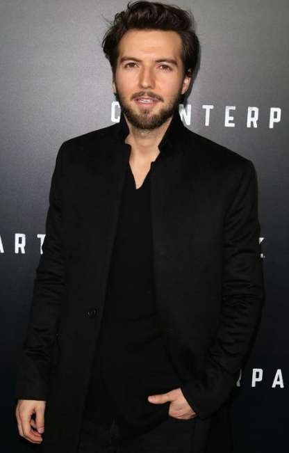 Guy Burnet Birthday, Real Name, Age, Weight, Height, Family, Facts
