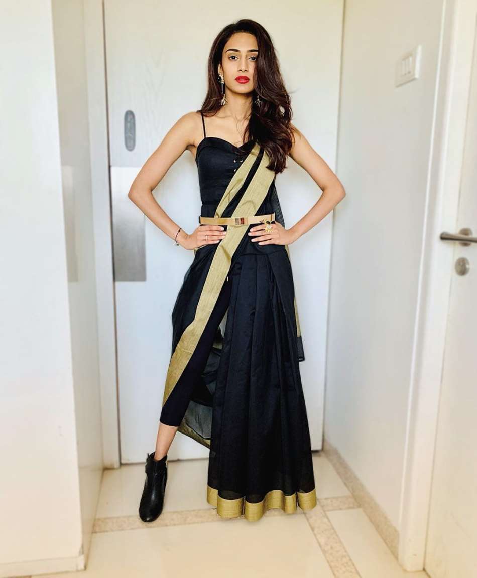 Erica Fernandes' Black & White Outfit Is Perfect For A Retro Themed New  Year's Night!