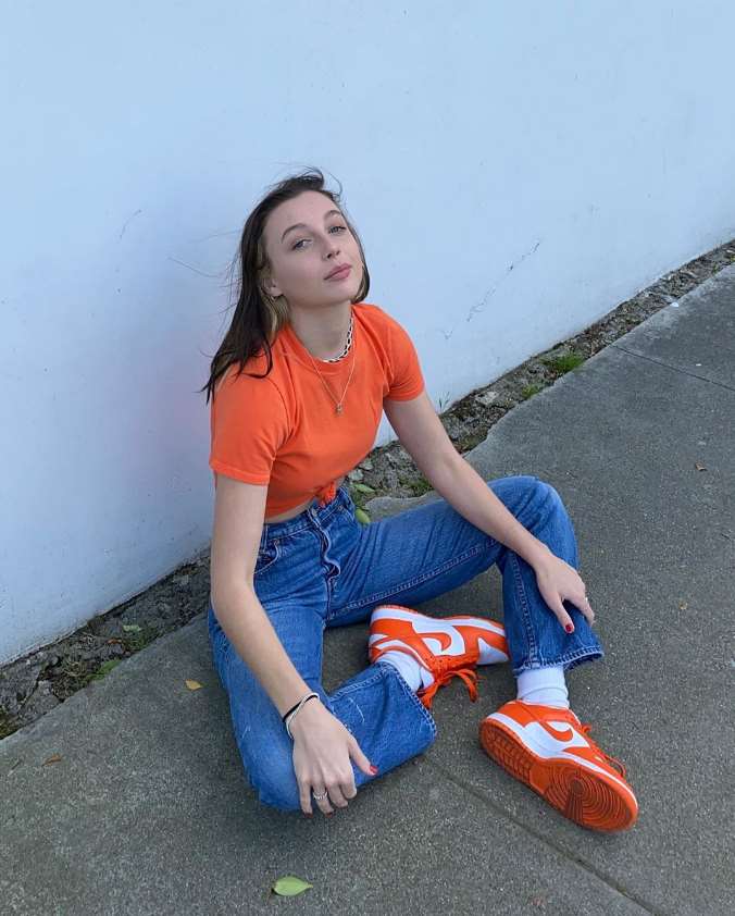 Emma Chamberlain Birthday, Real Name, Age, Weight, Height, Family ...