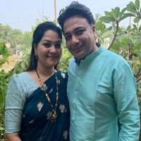 Hemant Kher wife Urvashi Kher