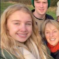 Phoebe Dynevor sister Harriet Dynevor