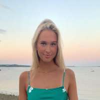 Maggie MacDonald sister Emma MacDonald