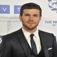 Nina Dobrev boyfriend Austin Stowell