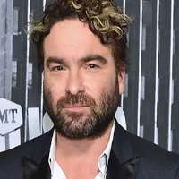 Ari Graynor boyfriend Johnny Galecki