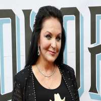 Loretta Lynn sister Crystal Gayle Loretta Lynn sister Crystal Gayle
