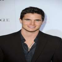 Hayley Kiyoko boyfriend Robbie Amell Hayley Kiyoko boyfriend Robbie Amell