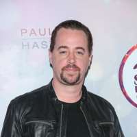 Troian Bellisario brother Sean Murray (Step Brother) Troian Bellisario brother Sean Murray (Step Brother)
