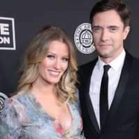 Ashley Hinshaw husband Topher Grace