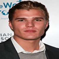 Phoebe Tonkin boyfriend Chris Zylka