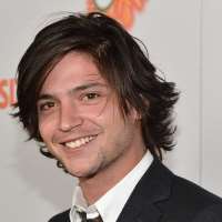 Phoebe Tonkin boyfriend Thomas McDonell