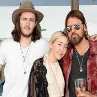 Noah Cyrus Birthday, Real Name, Age, Weight, Height, Family, Facts ...