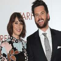 Lizzy Caplan boyfriend Tom Riley