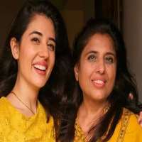 Tanya Khanijow Mother Poonam Khanijow