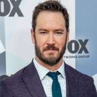 Elizabeth Berkley boyfriend Mark-Paul Gosselaar