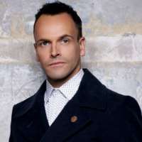 Jennifer Esposito boyfriend Jonny Lee Miller