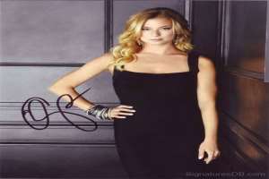 Emily VanCamp Signature