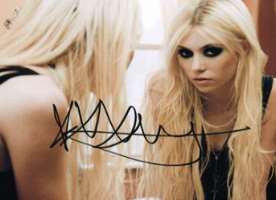 Taylor Momsen Signature