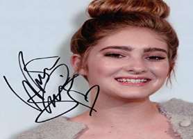 Willow Shields Signature