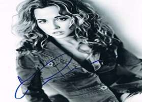 Linda Cardellini Signature