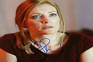 Jennifer Finnigan Signature
