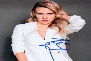 Kate McKinnon Signature