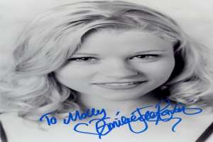 Emilie De Ravin Signature