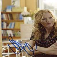 Leslie Mann Signature