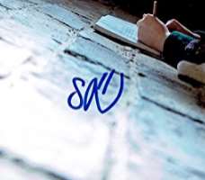 Sophie Nelisse Signature