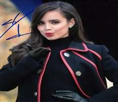 Sofia Carson Signature