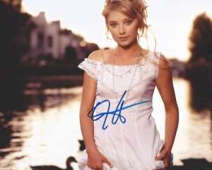 Elisabeth Harnois Signature