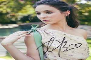 Troian Bellisario Signature