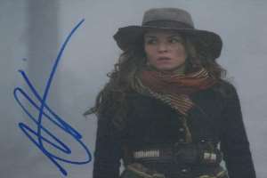 Noomi Rapace Signature