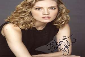 Evelyne Brochu Signature