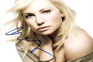 Ari Graynor Signature
