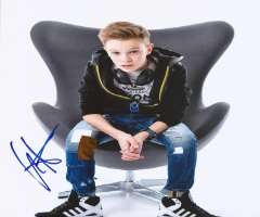 Lenni Kim Signature