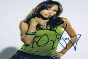 Dania Ramirez Signature
