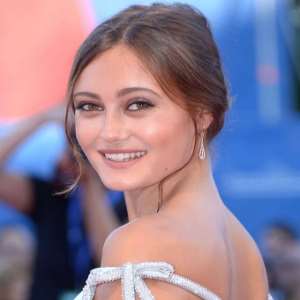Ella Purnell Birthday, Real Name, Age, Weight, Height, Family, Facts ...