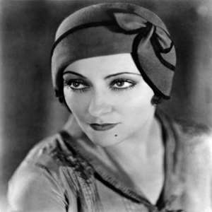 Gloria Swanson Birthday, Real Name, Age, Weight, Height, Family, Facts ...