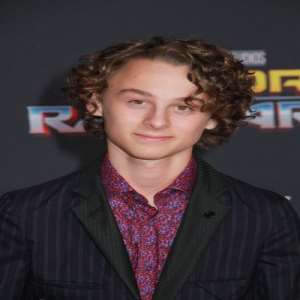 Wyatt Oleff Birthday, Real Name, Age, Weight, Height, Family, Facts ...