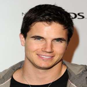 Robbie Amell Birthday, Real Name, Age, Weight, Height, Family, Facts ...