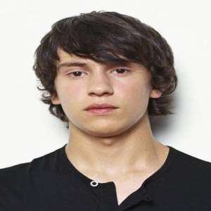 Keir Gilchrist Birthday, Real Name, Age, Weight, Height, Family, Facts ...