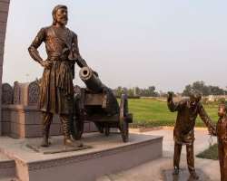 It also has lawn which contains the statues of great and epic personalities of India.