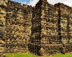 This magnificent temple was made using five million tons of sandstone. Each block is of weight up to 1500 kilogram. It wonders how they manage to set 