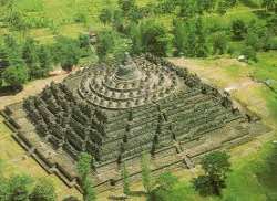 Borobudur is one of the most beautiful heritage sites in the world. With a beautiful harmony of Buddhist architecture on the island of Java, it is a t