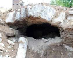 There are also some legends relating to the place. It is said that the Quli Qutb Shah, the ruler of the Qutb Shahi Dynasty made a secret tunnel connec
