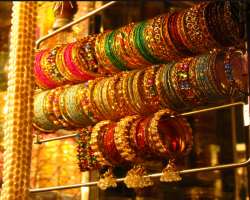 The monument is surrounded by busy markets including the Laad Bazaar. You can buy beautiful bangles at the Laad Bazaar. Don't miss the shopping on you