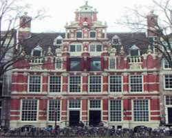 A beautiful merchant house which was made for merchant Willem van den Heuvel also stood by the canal right side. Van den changed his name to Guillermo