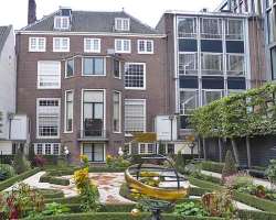 You can also make a visit to the Museum Willet Holthuysen through this canal.