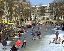 The canal is a center of tourist attraction in winters when its water freezes. At this time sailing on the canal is not allowed so that the people cou