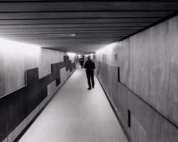 It also has a tunnel named Poentunnel. It is a route linking Vijzelbank bank buildings in Vijzelstraat and De Bazel. The tunnel was constructed in 197